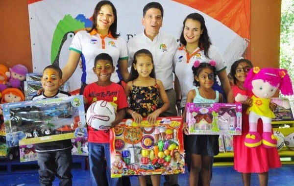 Tucán entrega juguetes y premia a estudiantes